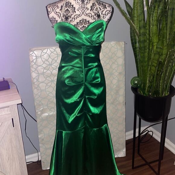 Juniper Green goddess gown - Picture 1 of 6